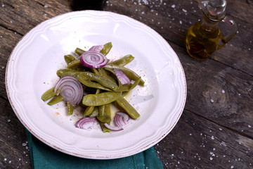 Onions of onion beans with vinegar and oil 