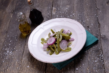 Onions of onion beans with vinegar and oil 