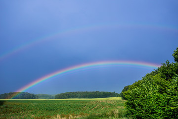 ein Regenbogen steht über einer norddeutschen Landschaft