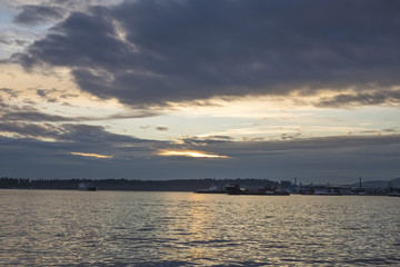 Naklejka premium sunset landscape on the ocean