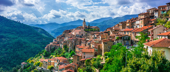 Gezicht op Apricale in de provincie Imperia, Ligurië, Italië