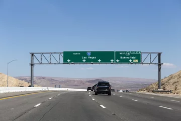 Poster Interstate 15 Las Vegas snelweg en snelweg 58 Bakersfield borden in de Mojave-woestijn in de buurt van Barstow, Californië. © trekandphoto