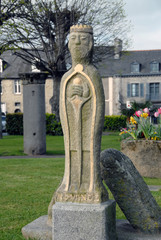 Obraz premium Ville de Dol de Bretagne, statue en granit et parc, département d'Ille et vilaine, Bretagne, France