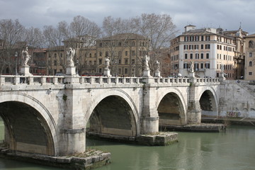 Puente en Roma sobre rio