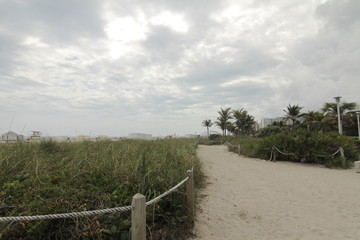 Fototapeta na wymiar Playa en dia nublado