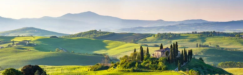 Zelfklevend Fotobehang Prachtig lentelandschap in Toscane, Italië © sborisov