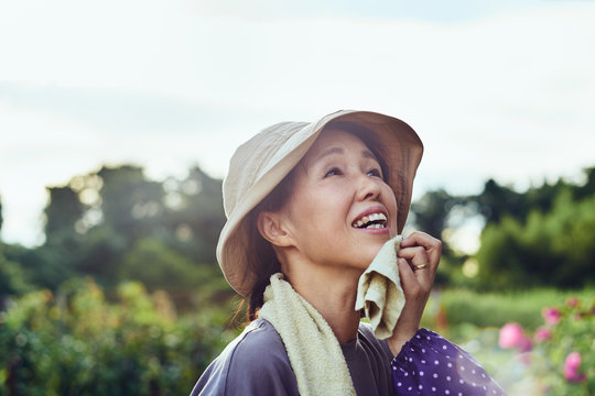 農作業後の充実感を味わう女性