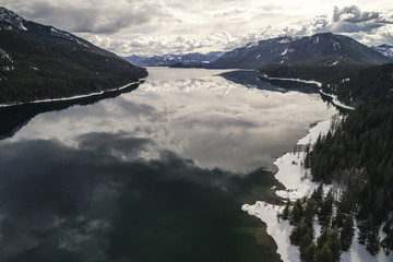 Obraz premium Scenic Pacific Northwest Mountain Lake Aerial Over Snowy Shore