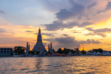 Fototapeta na wymiar beautiful sunset wat arun temple chao phraya river, landscape Bangkok Thailand