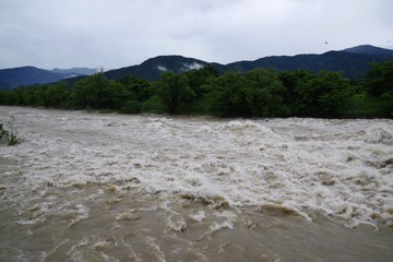 川を流れる濁流