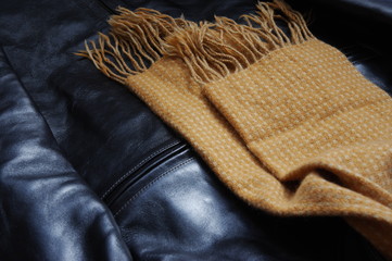 レザージャケットとマフラー