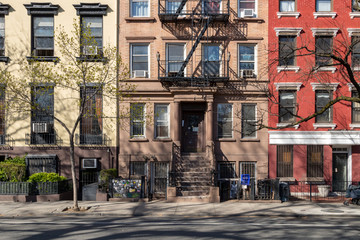 Obraz premium Kolorowi starzy budynki na 10th ulicie w wschodniej wiosce Manhattan w Miasto Nowy Jork NYC