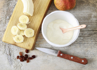 How to make sweet banana layer dessert with yogurt and raisins