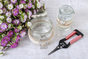 How to make bouquet of flowers insidea a glass vase decorated with lace