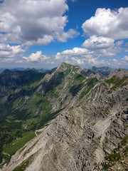 Berge mit blauem Himmel und Wolken