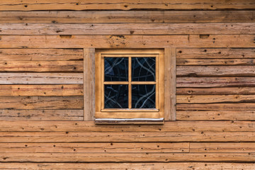 Naklejka na ściany i meble Holzhaus mit Holzfenster