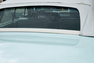 Obraz premium An image of a rear window of an old car.