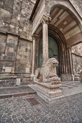 Duomo di Bolzano, leone stiloforo