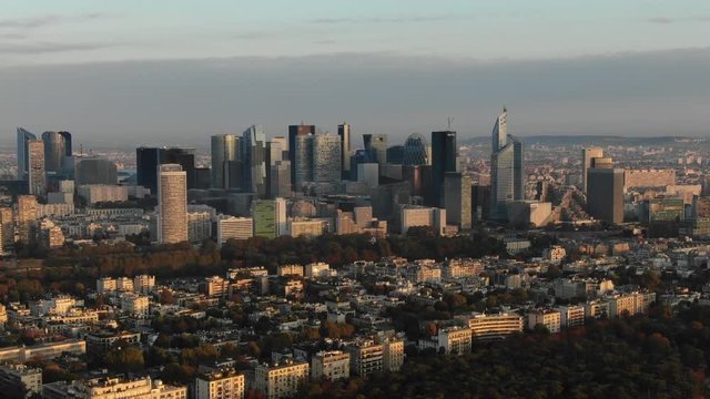 Paris La D&eacute;fense dans la lumi&egrave;re du matin, vue a&eacute;rienne