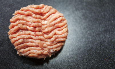 steak haché sur fond noir