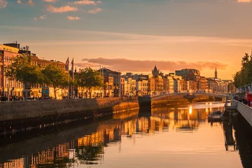 Fotobehang Chocoladebruin Prachtig uitzicht op het gouden uur over het stadscentrum van Dublin in Dublin, Ierland  © Evgeni