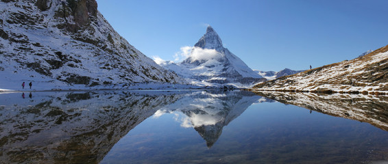 Panorama vom Riffelsee mit Matterhorn-Spiegelung, Schweiz (große zusammengefügte Datei)