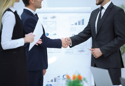 close up.handshake of business partners before business presentation