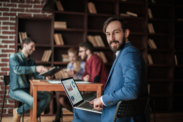 Obraz premium Manager Finance works with the marketing graphics on the laptop