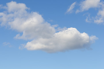 Blauer Himmel und weiße Wolken
