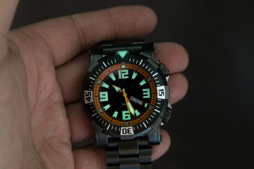 Diver watch with luminous marks