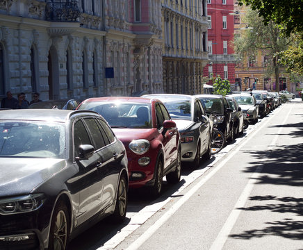 Parkende Autos in der Innenstadt