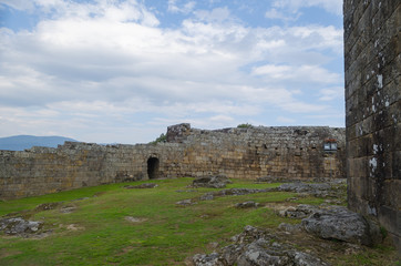 En el interior del recinto  castillo de Melgaço. Distrito de Viana do Castelo. Portugal.
