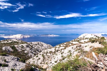 Fototapeta na wymiar Croatian shoreline, islands and clouds in the sunny day