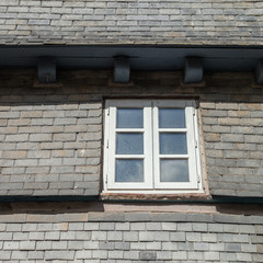 Fenêtre et mur de lauzes sur une maison de Quimper (Bretagne)