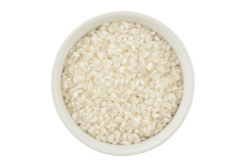 Arroz redondo en un bol de cerámica blanca silueteado sobre fondo blanco