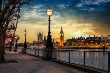 Zelfklevend Fotobehang Uitzicht over de rivier de Theems naar de Big Ben Tower en Palace of Westminster in Londen bij zonsondergang. Groot Brittanië © moofushi