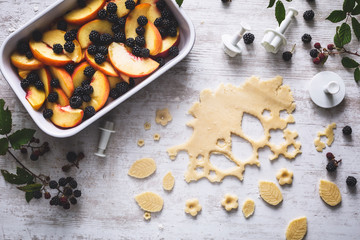 Préparation d'une Tourte au Fruits d'été, Pêche et Mûres
