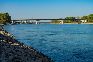 Blick zur Rhein Brücke in Worms