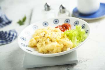 Scrambled eggs, served with lettuce and capsicum