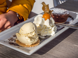 Souffle mit Vanilleeis und Schlagsahne