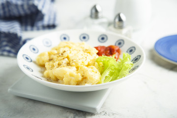 Scrambled eggs, served with lettuce and capsicum