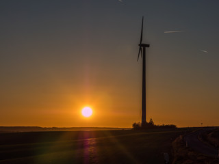 Obraz premium Windrad Silhouette im Sonnenuntergang