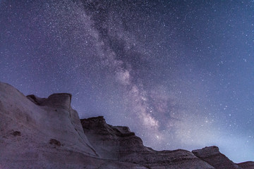 Vista notturna con via lattea della scogliera di Sarakiniko, isola di Milos GR