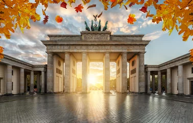 Gordijnen De Brandenburger Tor in Berlijn in gouden herfst bij zonsondergang © moofushi
