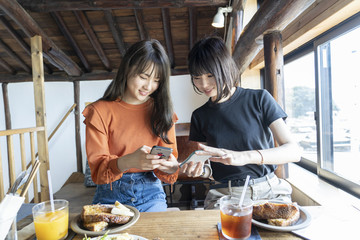 カフェの女性