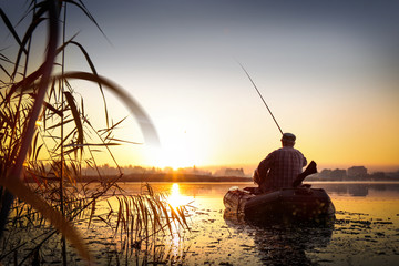 Faire de la pêche. Coucher de soleil sur le lac.