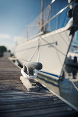 Naklejka premium Mooring rope and bollard at the harbor