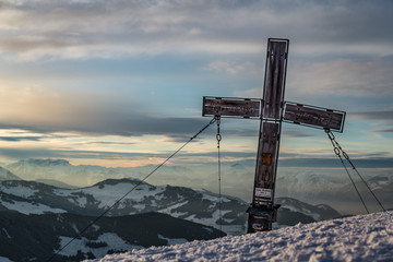 Gipfelkreuz im Winter versinkt im Schnee