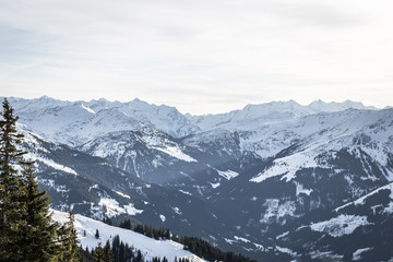 Ausblick auf die schneebedeckten Berge im Winter