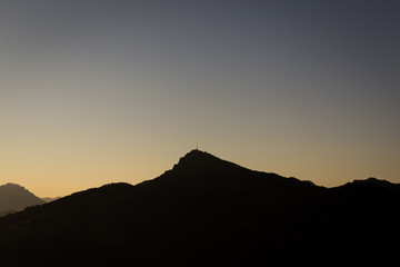 Silhouette der Berge in der Morgen Dämmerung